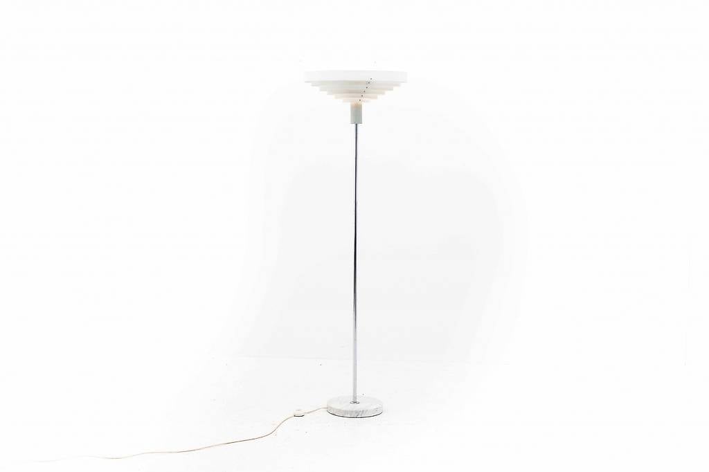 Elegante Stehleuchte mit Marmorsockel