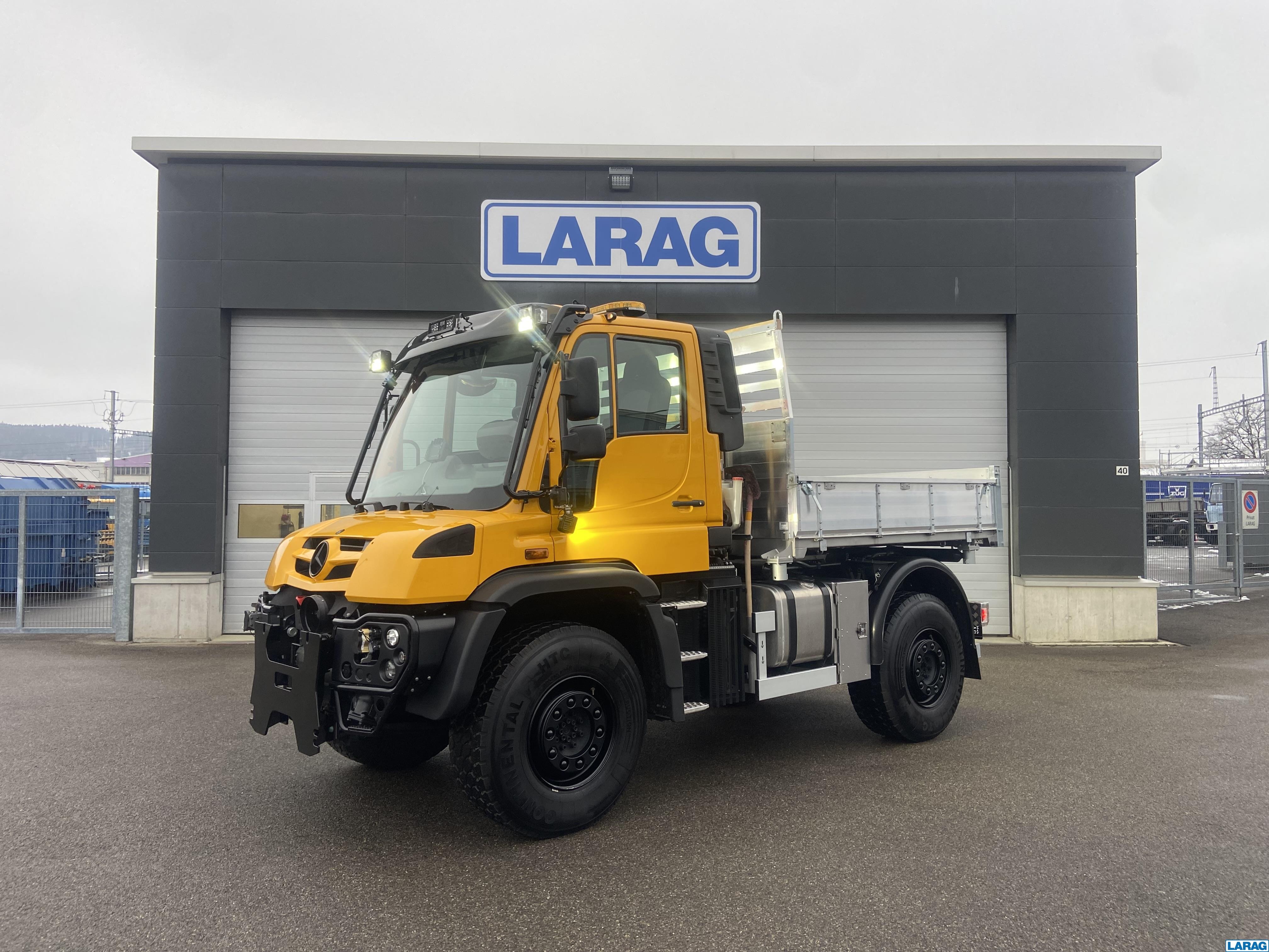MERCEDES-BENZ, Unimog U530 mit MOBAS-Kipper, 3-Seitenkipper