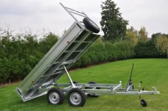 Remorque à basculement hydraulique.