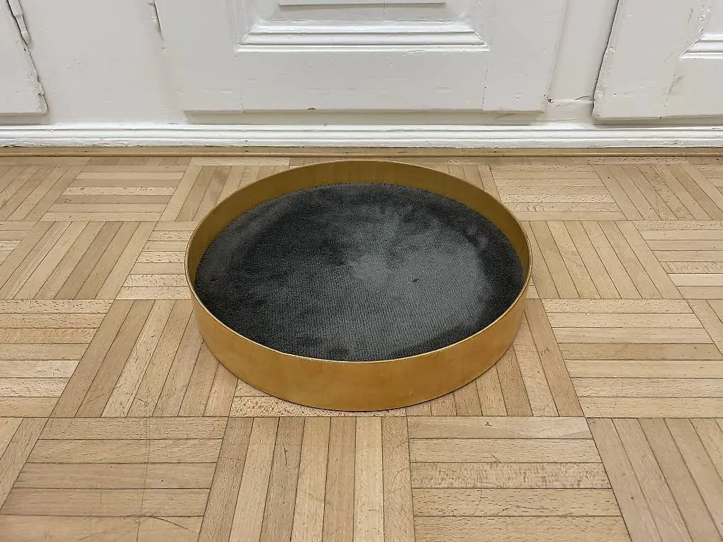 Rundes vintage Holztablett mit Teppich Boden Serviertablett