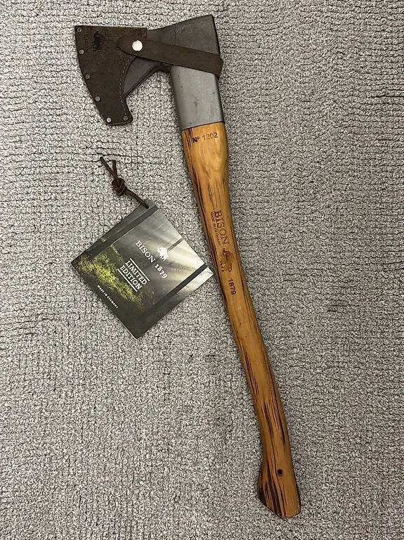 BISON 1879 Universalaxt mit Stielschutzhülse 1250g Handge.