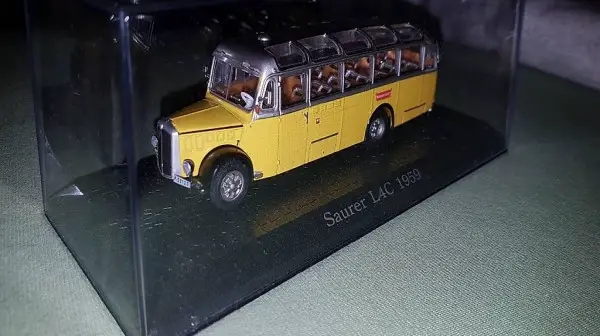 Oldtimer Postbus und Feuerwehrwagen