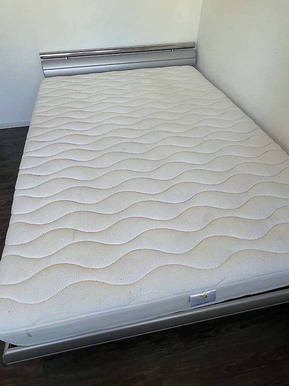 Doppelbett mit Matratze 220x140