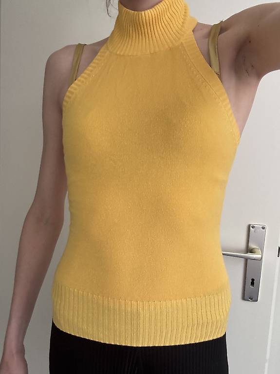 Aufwendiges gelbes Rollkragenshirt