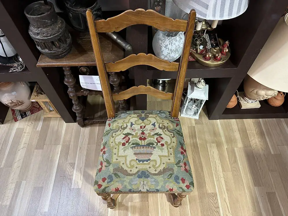 Antiker Biedermeier Stuhl mit Gobelin