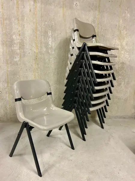 4 Mid Century Vitra Dorsal Stapelstühle/Bürostühle