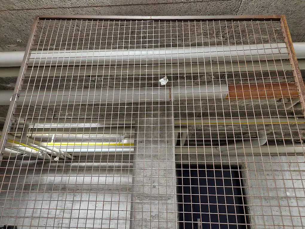 Metallgitter mit Füssen