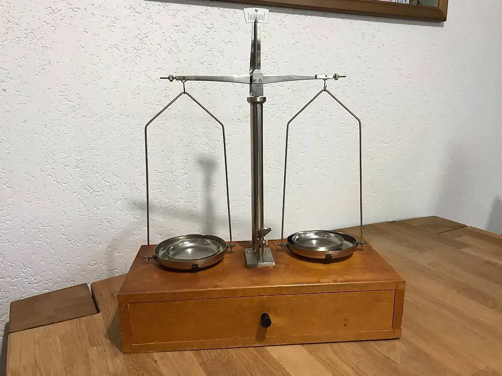 Alte Apothekerwaage 37 x 43 x 16,5