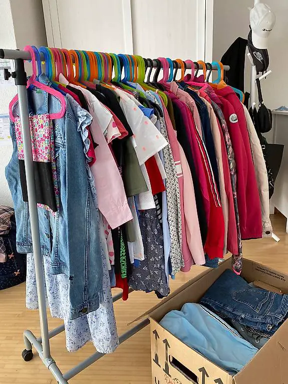 4 Kartons Hosen Shirts Sport Gr. 140, 152, 158, 164, 176