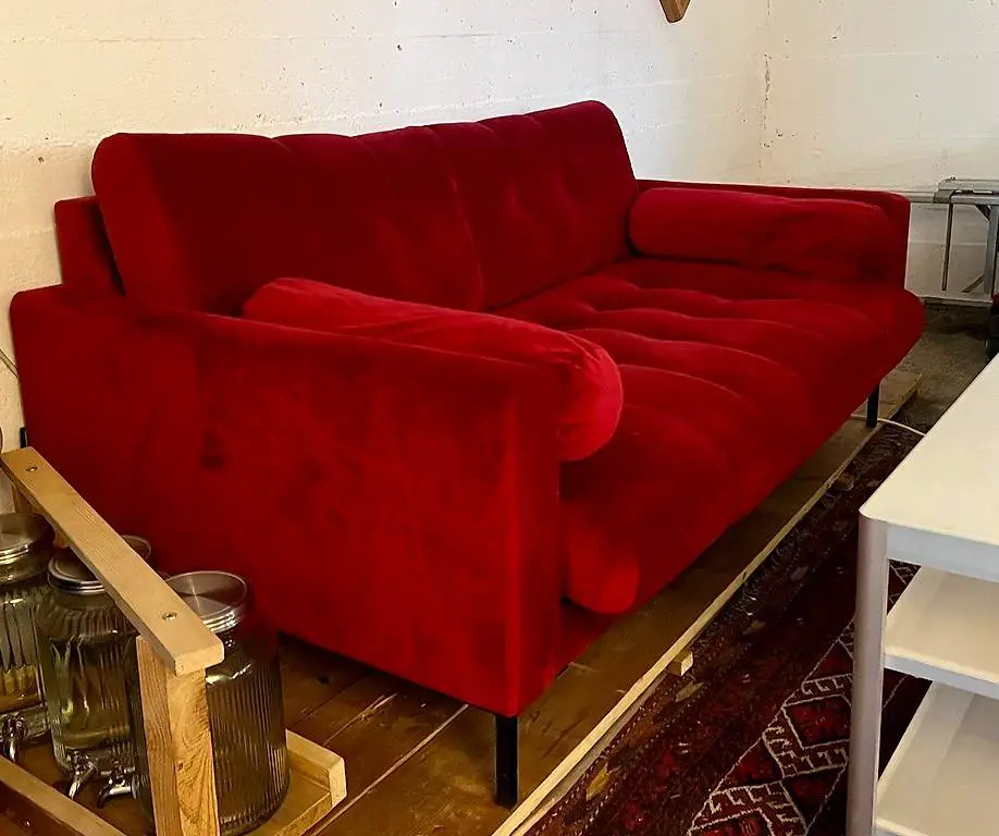 Elegantes Samtsofa in Bordeaux (Lieferung möglich)