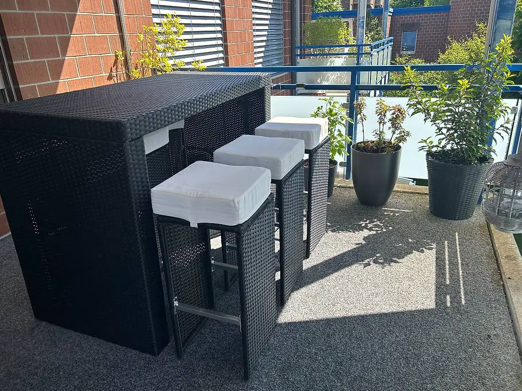 Rattantisch mit 6 Stühlen