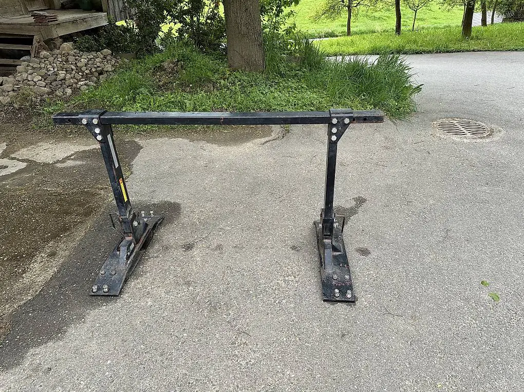 Abklappbarer Sturzbügel für Traktor