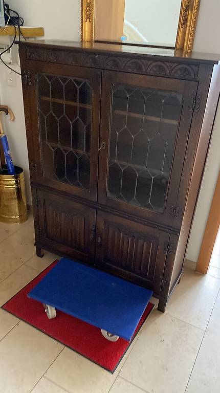 Kleiner Antiker Schrank mit Butzenscheiben