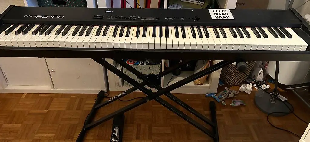 Roland E Piano