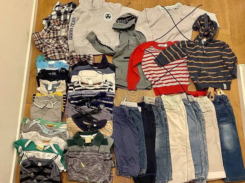 30 Stk. Schöne Kleider, Hosen, T-Shirts, Pulli Grösse 74/80
