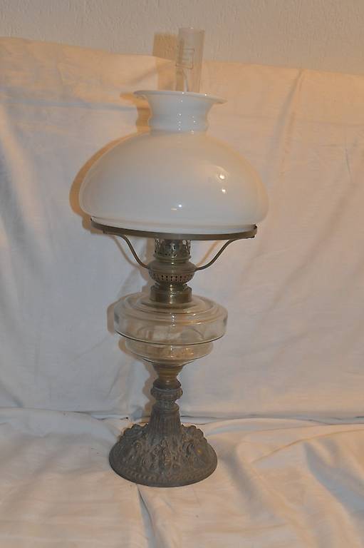 schöne antike Öllampe Petrollampe mit Gusseisenfuss