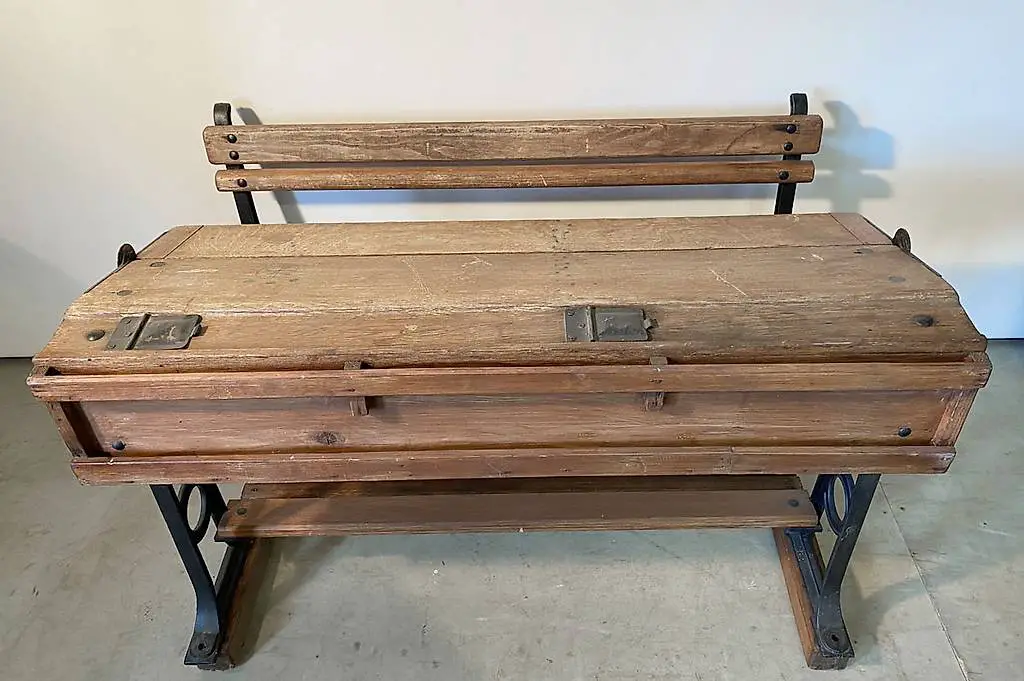 Alte klappbare Schulbank, Schülerpult, Pult, Tisch.