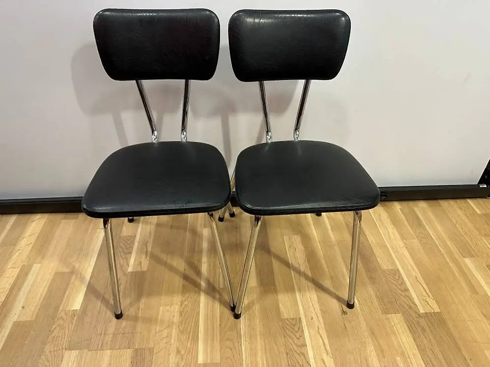 Retro Esszimmerstuhl mit schwarzem Kunstlederbezug