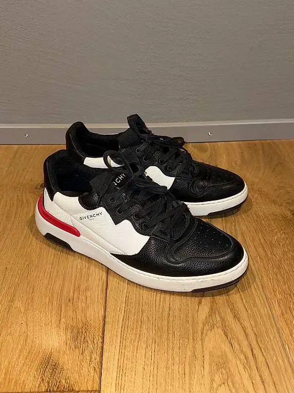 Givenchy Sneakers Schwarz/Weiss mit rotem Akzent