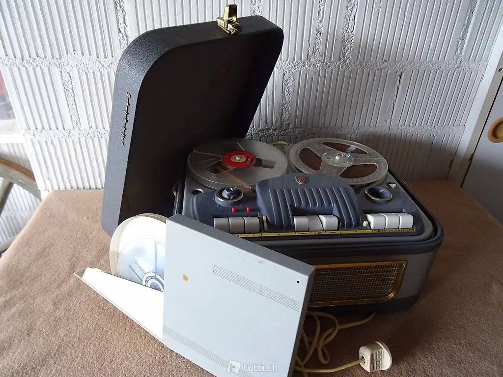 Tonbandgerät im Tragkoffer