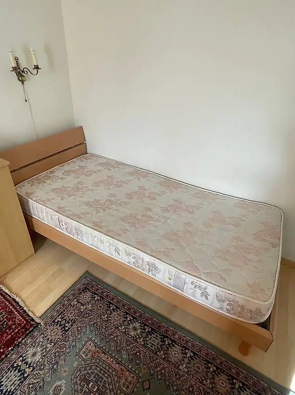 Einzelbett mit verstellbarem Fuss und Kopfteil