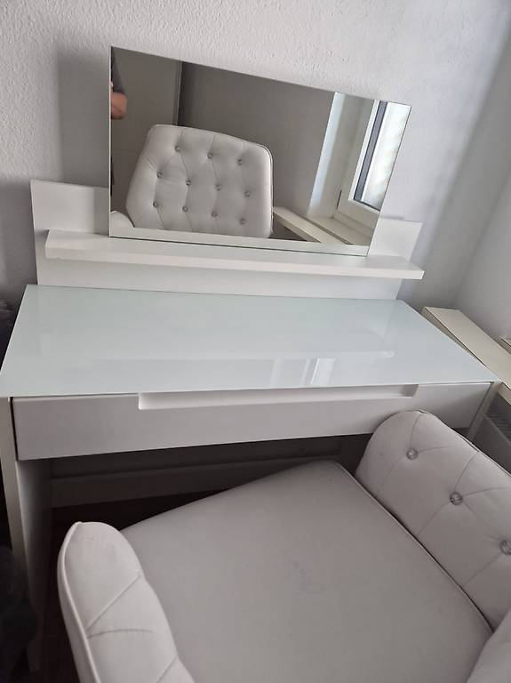 Schminktisch mit Stuhl