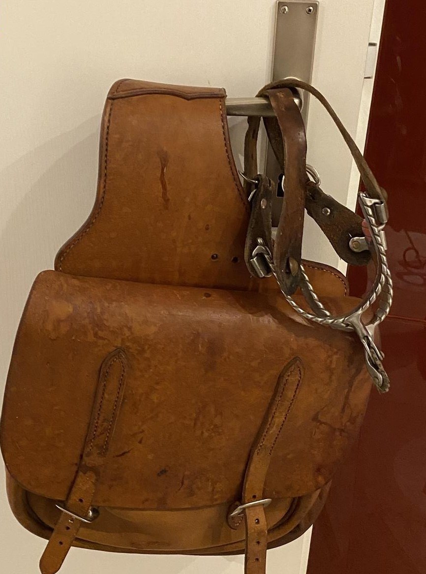 Satteltasche und Westernsporen abzugeben