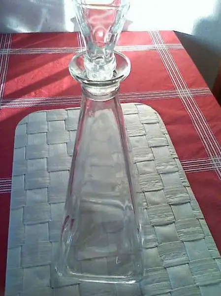 Glaskaraffe mit Zapfen