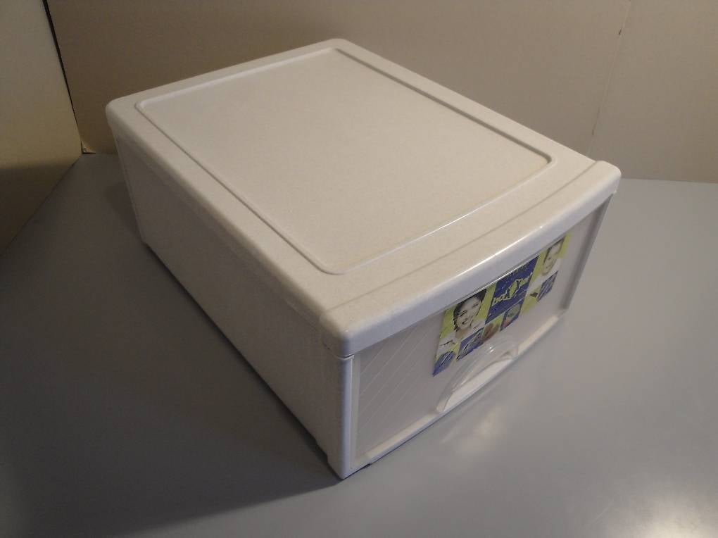 Rotho Grosse weisse Frontbox mit weisser Schubladen