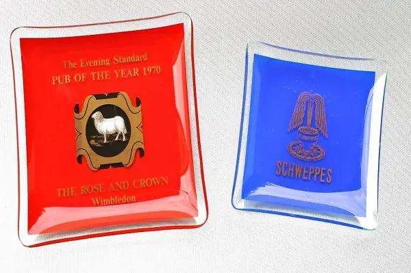 2 gläserne Aschenbecher