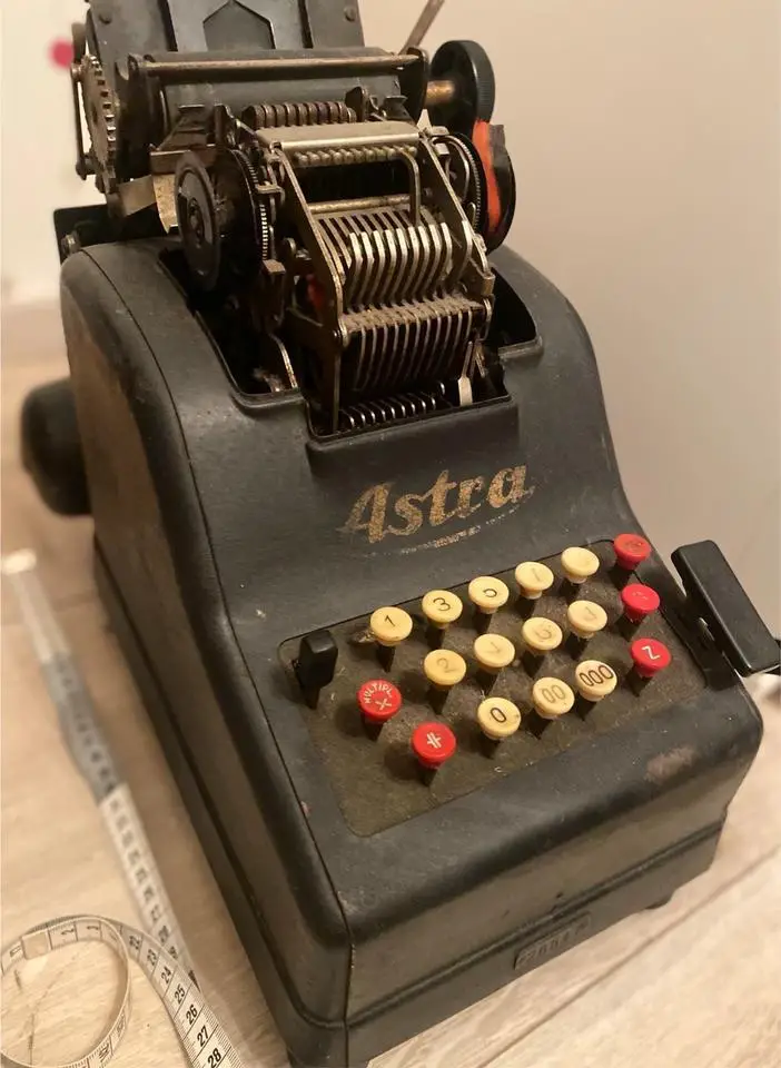 Rechenmaschine Astra schwarz massiv Dekoration antik