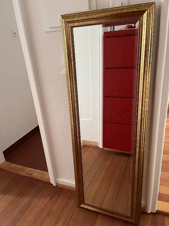 Spiegel mit Goldrahmen