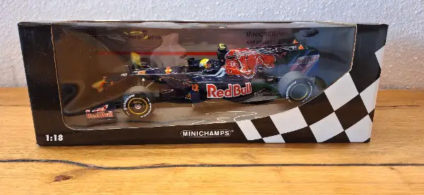 Toro Rosso STR4 Sébastien Buemi F1 2009 Minichamps 1:18