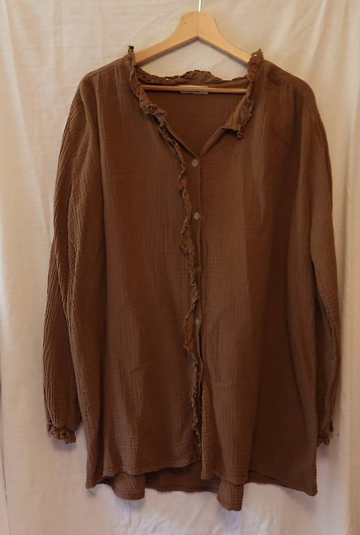 Langarmbluse mit Rüschenbesatz und Knopfleiste