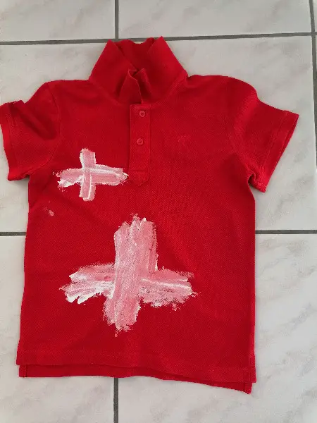 Polo Shirt rot mit weisen Kreuzen bemalt