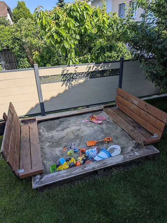 Sandkasten mit Sitzbänkli
