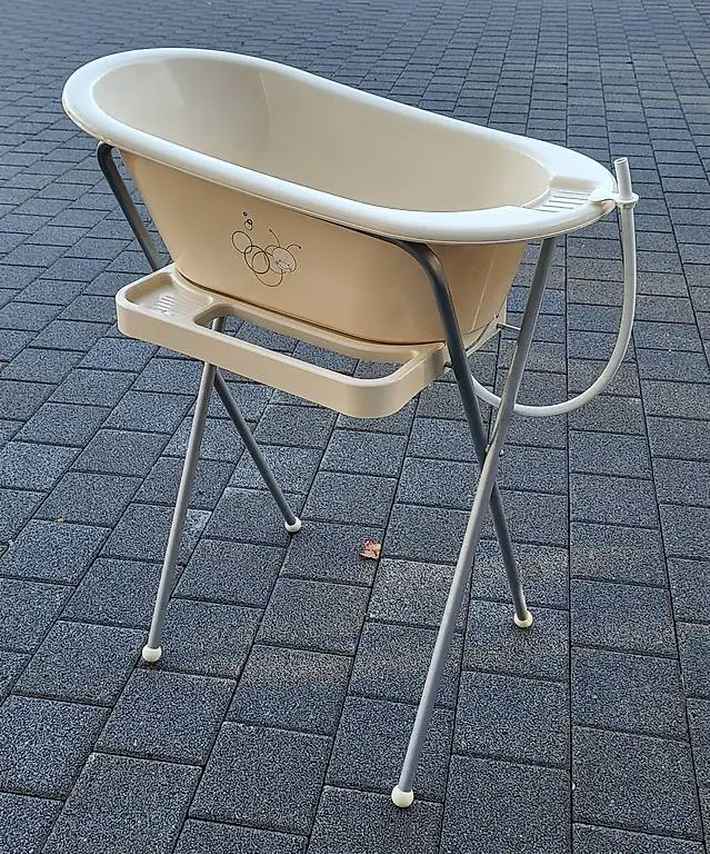 Badewanne für Baby mit Unterbau