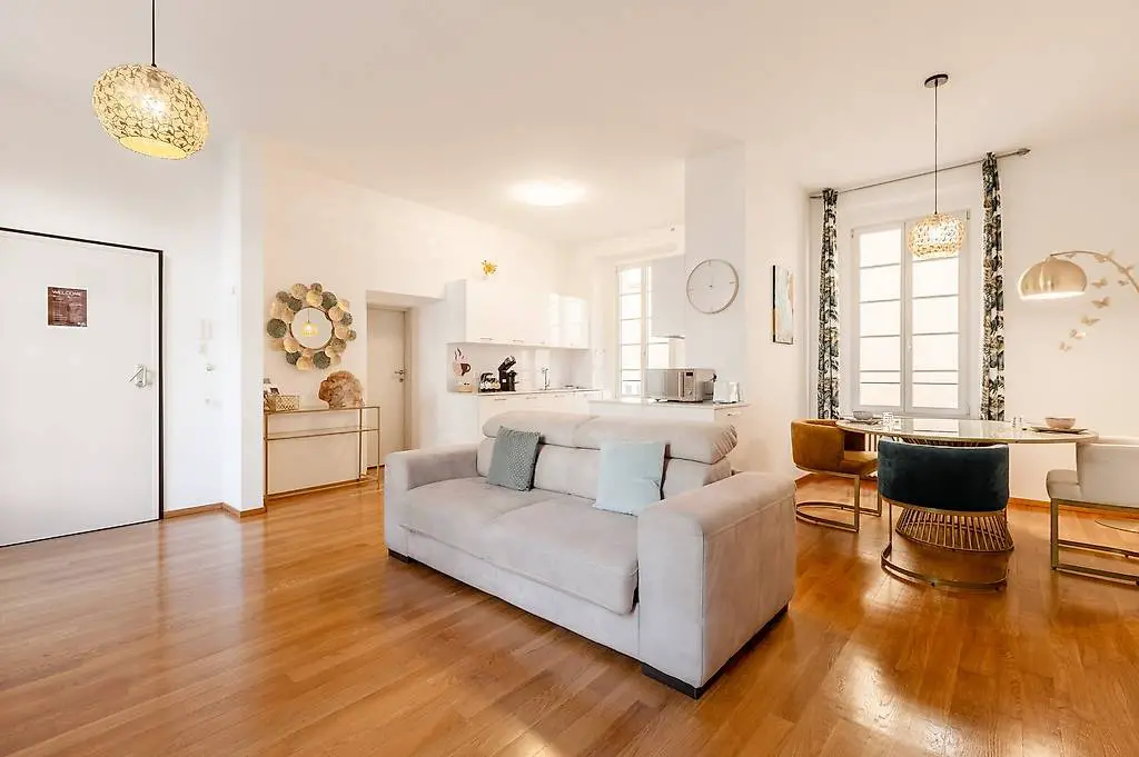 2.5 nei giardini del castello arredato