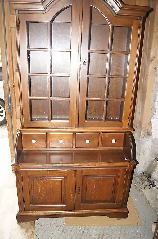 Schönes Vitrinen Möbel massiv Holz