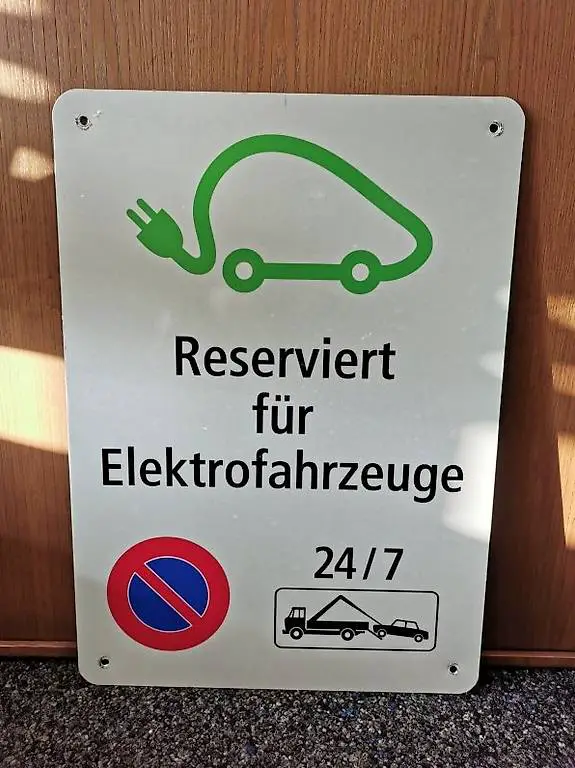 Parkschild Reserviert für Elektrofahrzeuge 50 x 70 cm