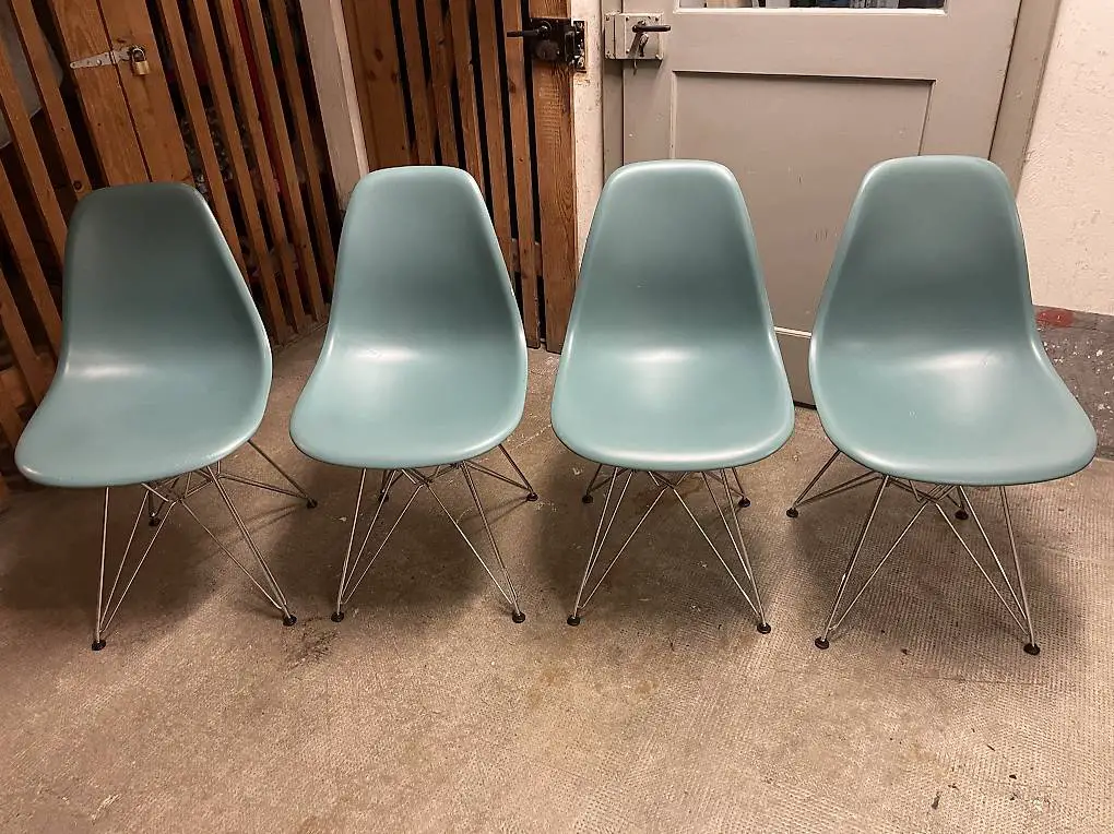 Vitra Eames DSR Stuhl, 4er Set, blau, Designklassiker