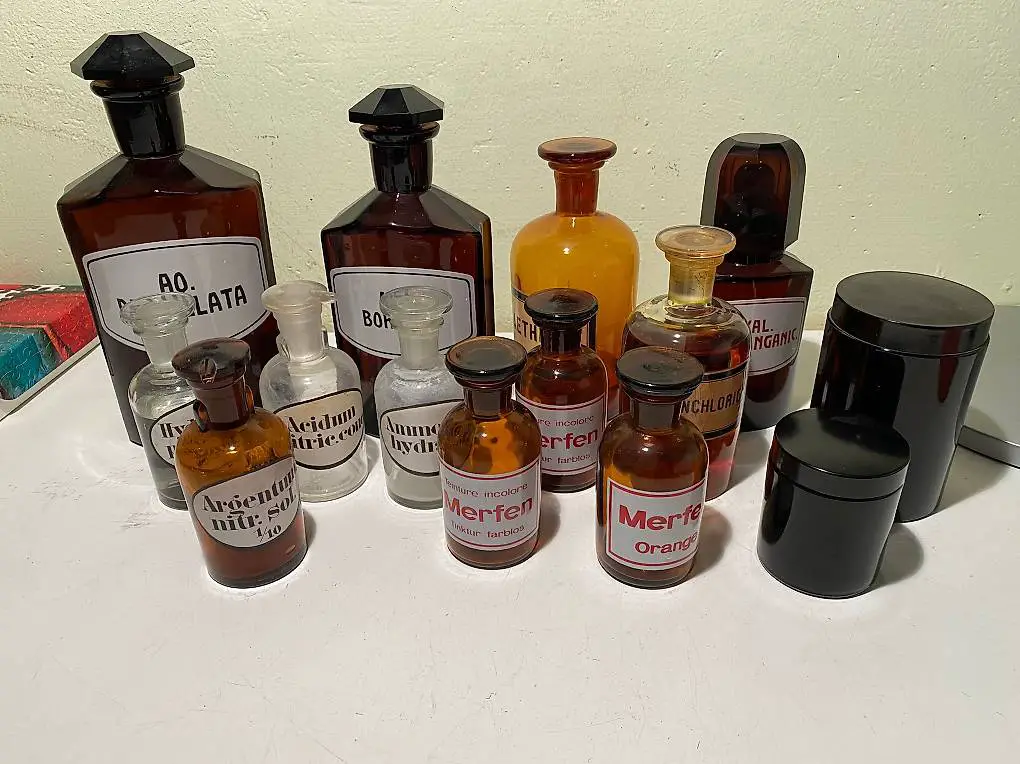 12 verschiedene alte/antike Apothekerflaschen