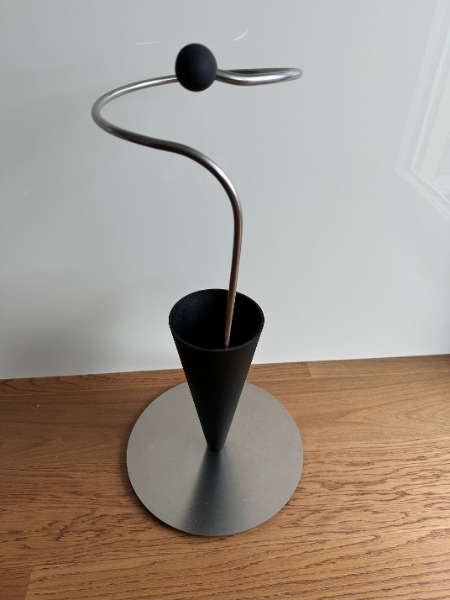 Kunstvoller, runder Schirmständer / Regenschirmständer