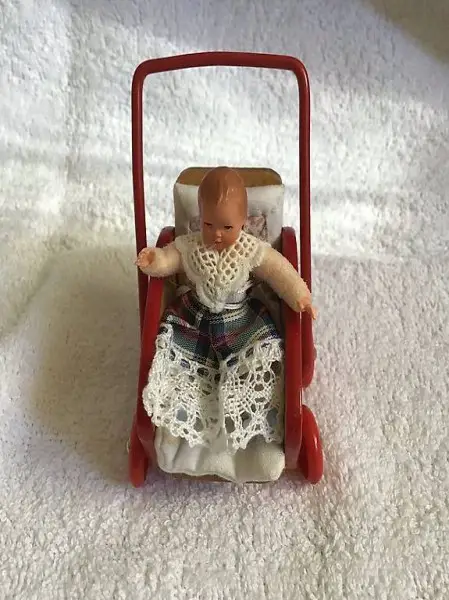  Biegepüppli mit Sportwägeli