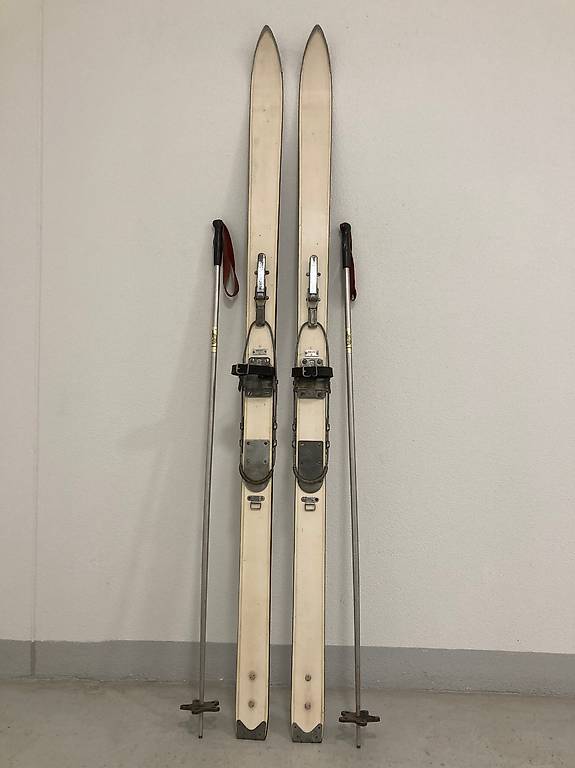 Ski, fahrbare Holzski mit Metallstöcken