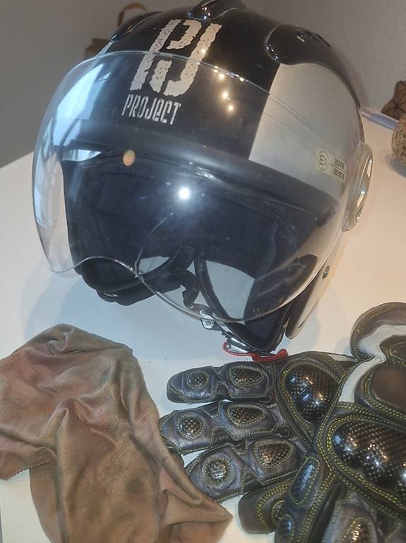 Töffhelm mit Handschuh