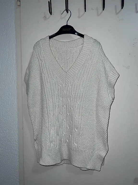Weisse Strickweste mit Zopfmuster