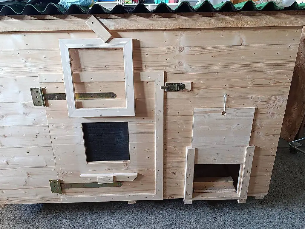 Hühnerhaus für 8 bis 10 Hühner Bitumenwellplatte - NEU