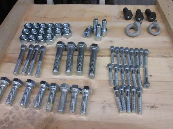 Diverse Schrauben und Muttern M12 bis M24 (1159-TWH)