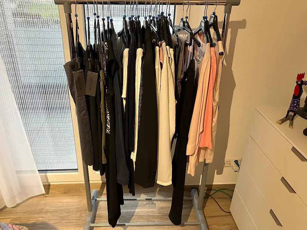 Damenmode neu Kleiderpaket Grösse 42 Warenwert CHF 2800